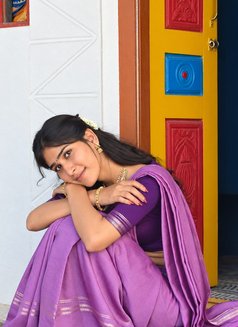 Divyasri - puta in Hyderabad Photo 2 of 2