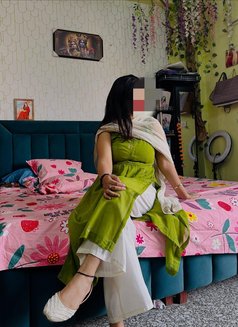 Diya Menon - puta in Chennai Photo 2 of 5