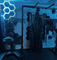 Domina M Private Dungeon - Dominadora in Paris
