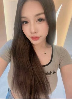 Dominant ladyboy Shantal - Agencia de acompañantes transexuales in Manila Photo 8 of 10