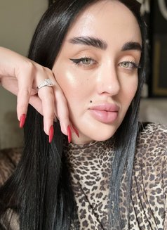 Dominatrix Mistress Elena in Dubai - Dominadora in Dubai Photo 1 of 5