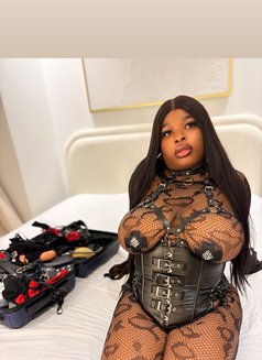 Dominatrix/Submissive Ebony - puta in Dubai Photo 2 of 14