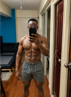 Don Andrew - masseur in Nairobi Photo 2 of 3