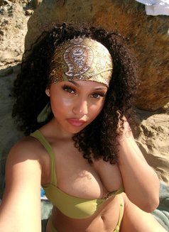 Donna - escort in Cairo Photo 1 of 3