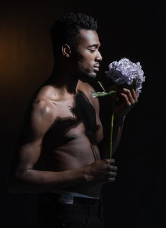 Dooior - Male escort in Accra Photo 2 of 3