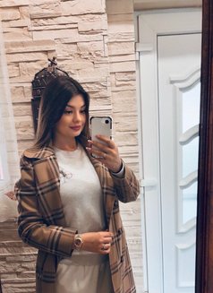 Dora European Nympho - puta in Hong Kong Photo 10 of 13