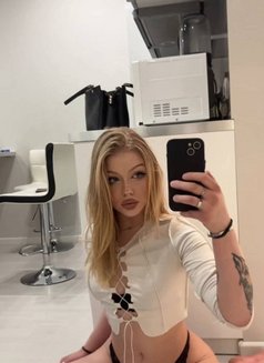 Dora - escort in Hong Kong Photo 4 of 6