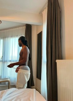 Drennan - Male escort in Riyadh Photo 4 of 6