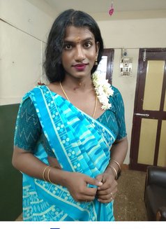 Dusky Karthika - Transsexual escort agency in Chennai Photo 2 of 3