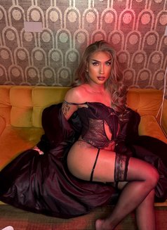 Dutchfemme - Transsexual escort in Amsterdam Photo 2 of 7