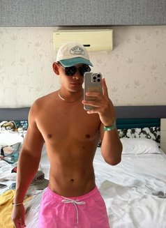 Dylan - Male escort in Dubai Photo 3 of 5