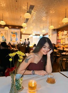 Elena - puta in Jakarta Photo 5 of 8