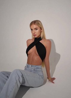Elena - escort in Dubai Photo 1 of 5