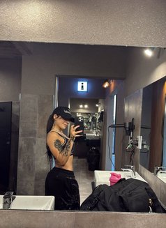 Elena - escort in Paris Photo 3 of 4