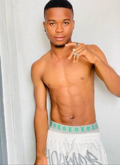 Eli Cherry - Male companion in Abidjan Photo 2 of 10