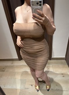 Eli - escort in Muscat Photo 1 of 2