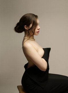 Èlia D - puta in London Photo 3 of 5