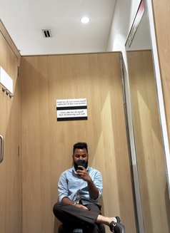 Orthour :Confident and professional - Male escort in Kolkata Photo 2 of 6