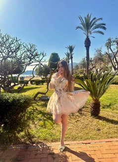 Elina - puta in Dubai Photo 9 of 13