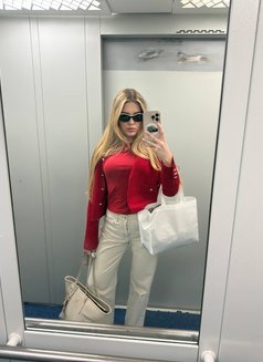 Elina - puta in Dubai Photo 11 of 13