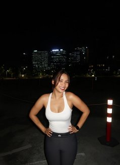Elisa - puta in Singapore Photo 8 of 17