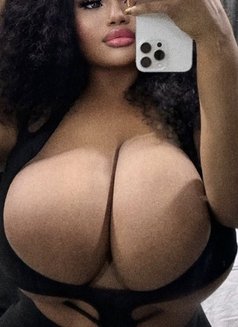 Elise Baddie - Dominadora in Abu Dhabi Photo 5 of 6