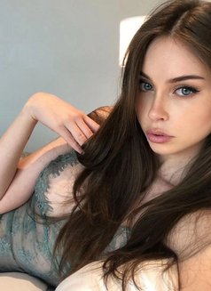 Elise - escort in Jeddah Photo 3 of 7