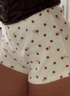 Elisse - puta in Essen Photo 2 of 4