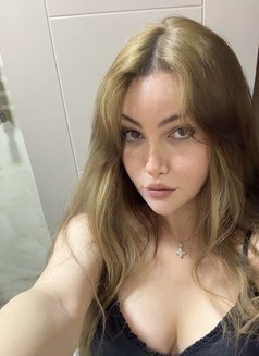 Elita Doci - puta in İstanbul Photo 5 of 5