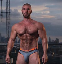 Elite British Masseur | Deep Tissue & X - Masajista in Dubai