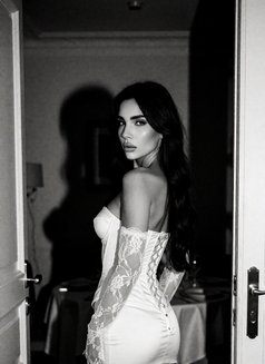 Elivra - puta in Dubai Photo 2 of 3