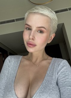 Eliz Benson - escort in Hong Kong Photo 13 of 15