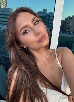 Eliza - puta in Dubai Photo 1 of 11