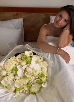Eliza - puta in Dubai Photo 7 of 8