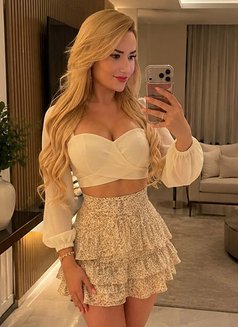Elizabeth - escort in London Photo 2 of 10