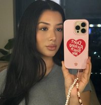 Elizabeth Jonah - puta in İstanbul