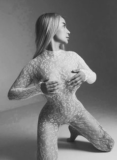 Elizabeth - escort in Hong Kong Photo 3 of 6