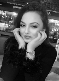 Elizabeth the Art of Conversation - escort in Marseille Photo 3 of 6