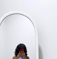 Ella - masseuse in Accra