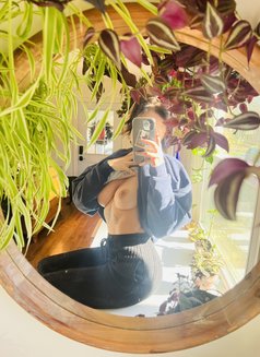 Ella - escort in Annecy Photo 3 of 5