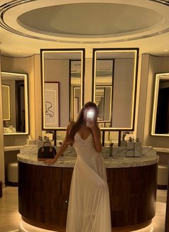Elle - escort in Paris Photo 1 of 4