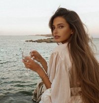 Elle - escort in Paris