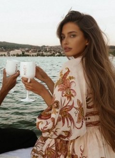 Elle - puta in Paris Photo 5 of 8