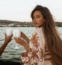 Elle - puta in Paris