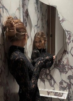 Elle - puta in Paris Photo 7 of 8