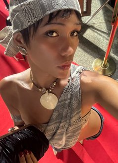 Elle - Transsexual escort in Manila Photo 4 of 10