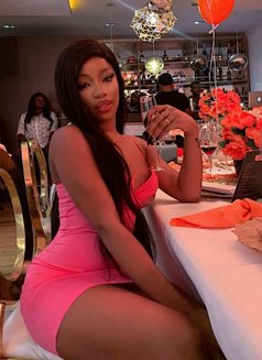 Elle - escort in Accra Photo 3 of 4