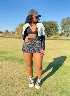 Ellen - escort in Muscat Photo 1 of 7