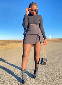 Ellen - escort in Muscat Photo 2 of 7