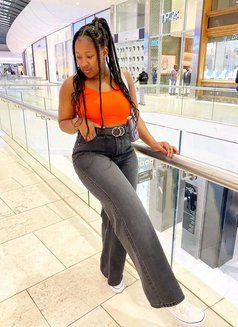 Ellen - escort in Muscat Photo 3 of 7